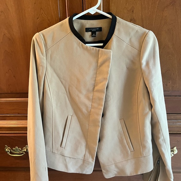 Gorgeous NWOT Ann Taylor Tan blazer 4P - Picture 5 of 5
